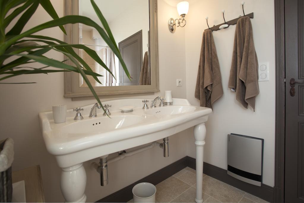Maison D'Hotes De Charme Les Bruhasses คอนโดม ห้อง รูปภาพ